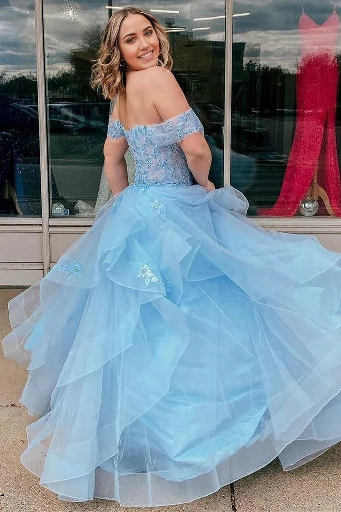 Vestido de noche azul claro con capas y hombros descubiertos de tul en forma de A